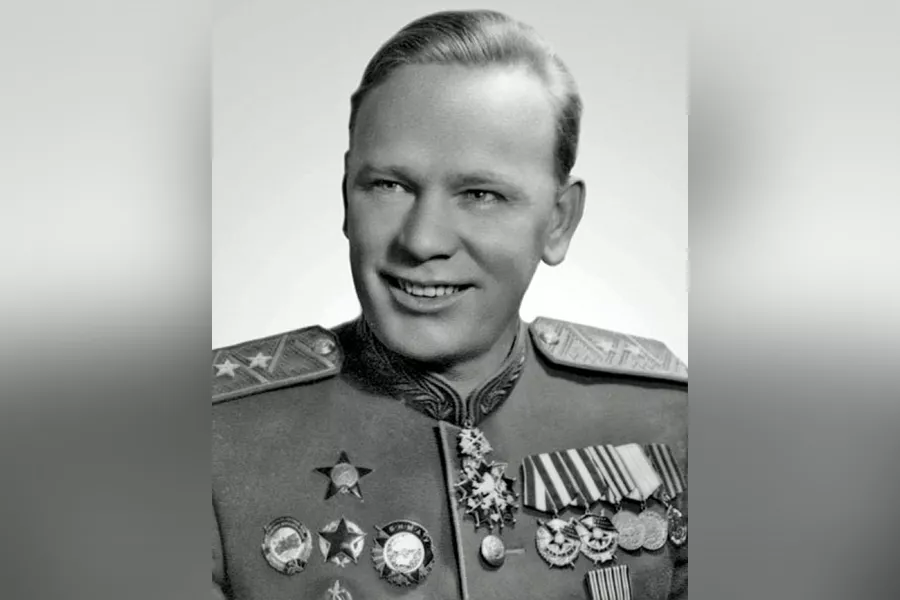 Смотрящий за атомом и женой Молотова